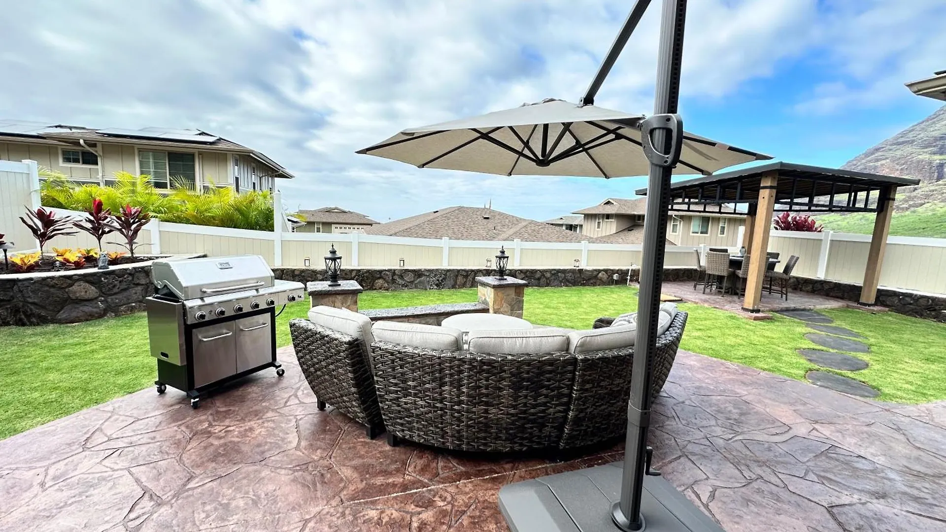 New 4 Bedroom Home With Ocean And Gorgeous Mountain Views In The Gated Community Of Mauna Olu Waianae Ferienhaus